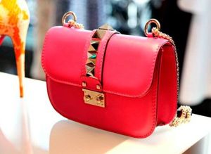 6. Шипы Valentino. Замените такой декор на графические принты или на отделку под кожу рептилий. 6. Шипы Valentino. Замените такой декор на графические принты или на отделку под кожу рептилий.