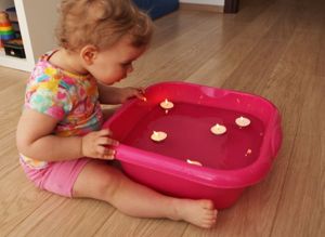 Рыбалка. С помощью шумовки вылавливаем рыбок из воды. В качестве рыбок можно использовать любые нетонущие предметы – шарики, яйца киндер-сюрпризов. Рыбалка. С помощью шумовки вылавливаем рыбок из воды. В качестве рыбок можно использовать любые нетонущие предметы – шарики, яйца киндер-сюрпризов.