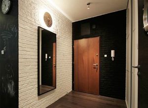 Искусственный камень в интерьере прихожей