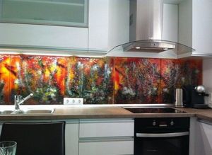 Стеклянная плитка в кухне