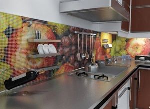 Стеклянная плитка в кухне