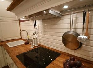 Стеклянная плитка в кухне