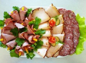 Самый простой вариант украшения мясной нарезки – использовать обилие зелени. Просто тоненько нарежьте разные виды мяса и украсьте любой зеленью. В центр блюда с нарезкой можно поставить кетчуп, горчицу и хрен. Самый простой вариант украшения мясной нарезки – использовать обилие зелени. Просто тоненько нарежьте разные виды мяса и украсьте любой зеленью. В центр блюда с нарезкой можно поставить кетчуп, горчицу и хрен.