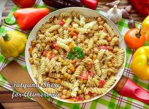 Фузилли с нутом и овощами