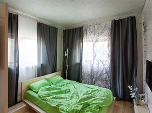 Для тех, у кого спальня расположена в угловой комнате с двумя окнами, но кто любит спать в полной темноте, существует решение в виде тяжёлых тёмных штор. Для тех, у кого спальня расположена в угловой комнате с двумя окнами, но кто любит спать в полной темноте, существует решение в виде тяжёлых тёмных штор.