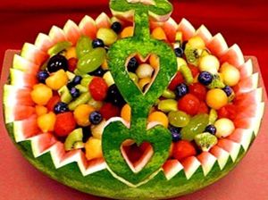 Корзина для фруктов с узорной ручкой сердечками вырезана из арбуза. Думаю, такой подарок способен приятно удивить. Корзина для фруктов с узорной ручкой сердечками вырезана из арбуза. Думаю, такой подарок способен приятно удивить.