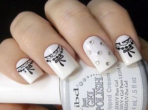 Маникюр со стразами