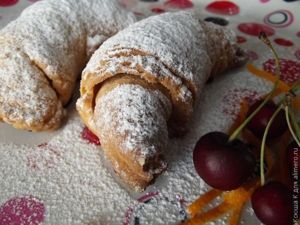 круассаны с клубникой и джемом
