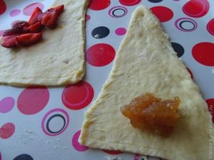 круассаны с клубникой и джемом
