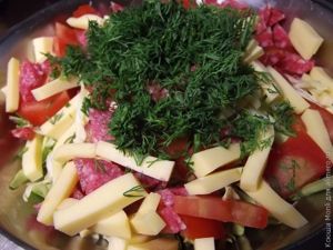 салат с куриной колбасой