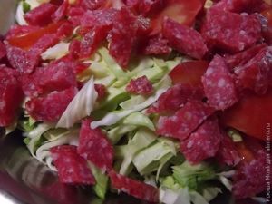 салат с куриной колбасой
