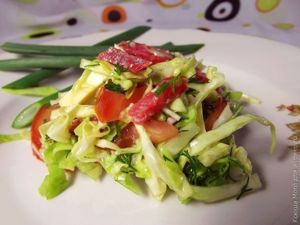 салат с куриной колбасой