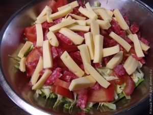 салат с куриной колбасой