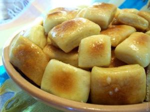 Пампушки на кефире с чесночным саламуром