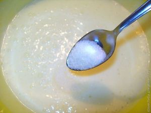 Пампушки на кефире с чесночным саламуром