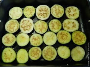 Баклажаны, запечённые с помидорами, сыром и чесноком