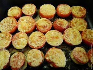 Баклажаны, запечённые с помидорами, сыром и чесноком