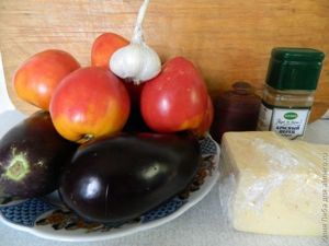 Баклажаны, запечённые с помидорами, сыром и чесноком