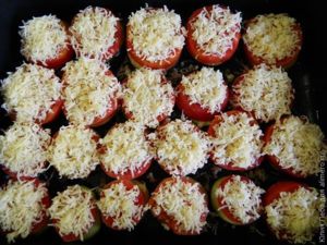 Баклажаны, запечённые с помидорами, сыром и чесноком
