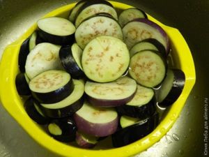Баклажаны, запечённые с помидорами, сыром и чесноком