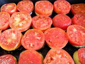 Баклажаны, запечённые с помидорами, сыром и чесноком