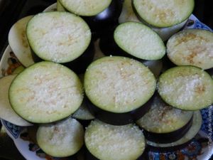 Баклажаны, запечённые с помидорами, сыром и чесноком