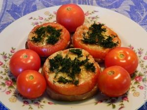 Баклажаны, запечённые с помидорами, сыром и чесноком