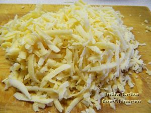 Сырный салат с яйцами, яблоками и луком
