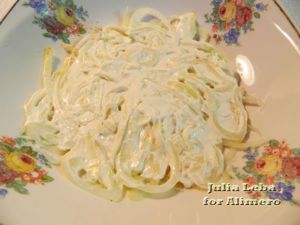 Сырный салат с яйцами, яблоками и луком