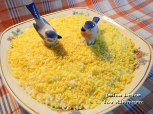 Сырный салат с яйцами, яблоками и луком