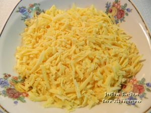 Сырный салат с яйцами, яблоками и луком