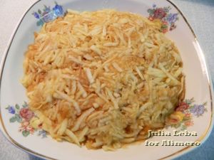 Сырный салат с яйцами, яблоками и луком