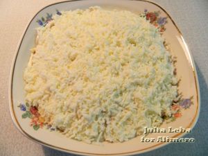 Сырный салат с яйцами, яблоками и луком