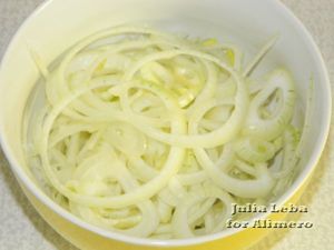 Сырный салат с яйцами, яблоками и луком