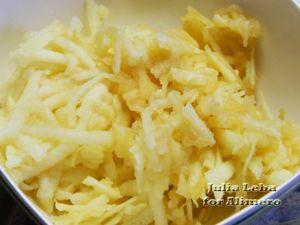 Сырный салат с яйцами, яблоками и луком