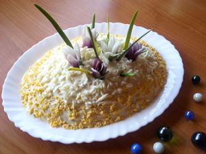 Для создания красивых подснежников потребуется три разных лука – обычный репчатый и синий – для самих цветов, зелёный (весенний) лук – для листиков. Для создания красивых подснежников потребуется три разных лука – обычный репчатый и синий – для самих цветов, зелёный (весенний) лук – для листиков.