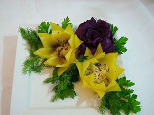 Меня покорили эти очаровательные лилии из жёлтого болгарского перца. Делать их совсем просто, а вид получается праздничный! Меня покорили эти очаровательные лилии из жёлтого болгарского перца. Делать их совсем просто, а вид получается праздничный!