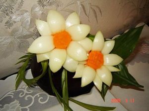Интересные нарциссы из репчатого лука, глянцевый блеск которого отлично смотрится в сочетании с яркой морковной серединкой. Интересные нарциссы из репчатого лука, глянцевый блеск которого отлично смотрится в сочетании с яркой морковной серединкой.