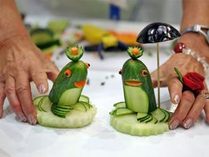 Замечательные лягушки из огурца, дополненные морковкой. Такая композиция украсит любой стол и создаст настроение. Замечательные лягушки из огурца, дополненные морковкой. Такая композиция украсит любой стол и создаст настроение.