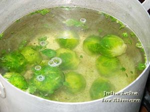 Яичница с ржаными сухариками и брюссельской капустой