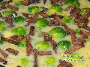 Яичница с ржаными сухариками и брюссельской капустой