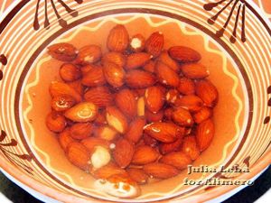 Творожная запеканка с орехами и фруктами