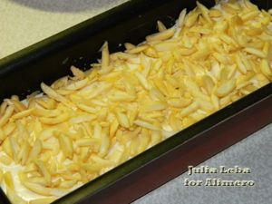 Творожная запеканка с орехами и фруктами