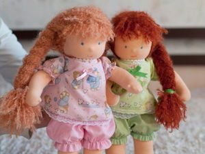 Не меньшее значение играет и одежда. Обычно она тоже выполняется своими руками – её шьют или вяжут под фигуру конкретной куклы. Не меньшее значение играет и одежда. Обычно она тоже выполняется своими руками – её шьют или вяжут под фигуру конкретной куклы.