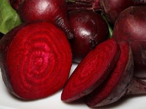 Свёклу не следует варить в солёной воде. От этого она теряет вкус и питательные вещества. Вместо нескольких часов её можно отварить 1 час и поставить на 10 минут под струю холодной воды. Очистится она тоже без проблем. Свёклу не следует варить в солёной воде. От этого она теряет вкус и питательные вещества. Вместо нескольких часов её можно отварить 1 час и поставить на 10 минут под струю холодной воды. Очистится она тоже без проблем.