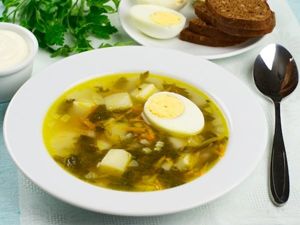 В картофельный суп овощи, содержащие кислоту (щавель, солёные огурцы и др.), нужно пускать в самом конце варки, иначе картофель станет жёстким. В картофельный суп овощи, содержащие кислоту (щавель, солёные огурцы и др.), нужно пускать в самом конце варки, иначе картофель станет жёстким.