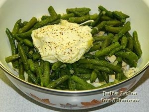 Полезный салат с яйцами и овощами