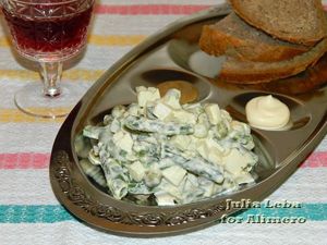 Полезный салат с яйцами и овощами