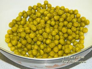 Полезный салат с яйцами и овощами