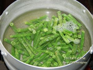Полезный салат с яйцами и овощами